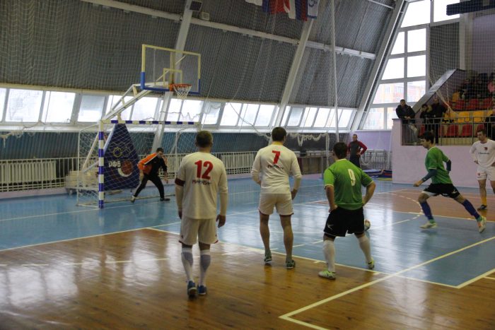 В третий день чемпионата Клинцов по мини-футболу на турнире сложилась патовая ситуация