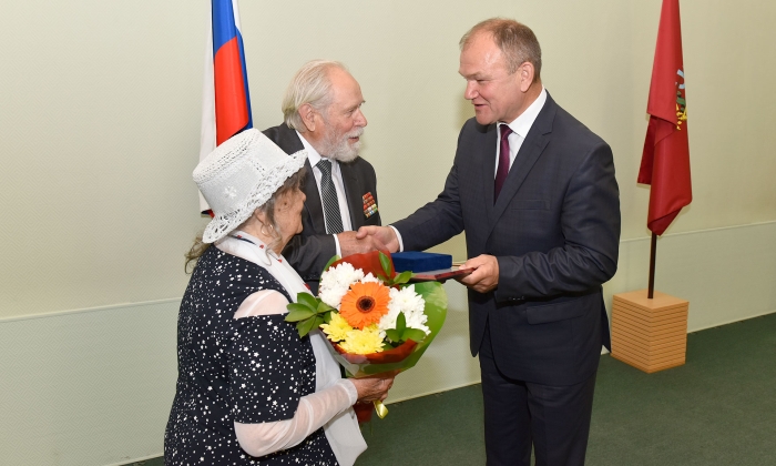 35 супружеских пар в Брянской области наградили медалями «За любовь и верность»