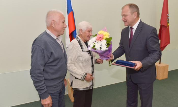 35 супружеских пар в Брянской области наградили медалями «За любовь и верность»