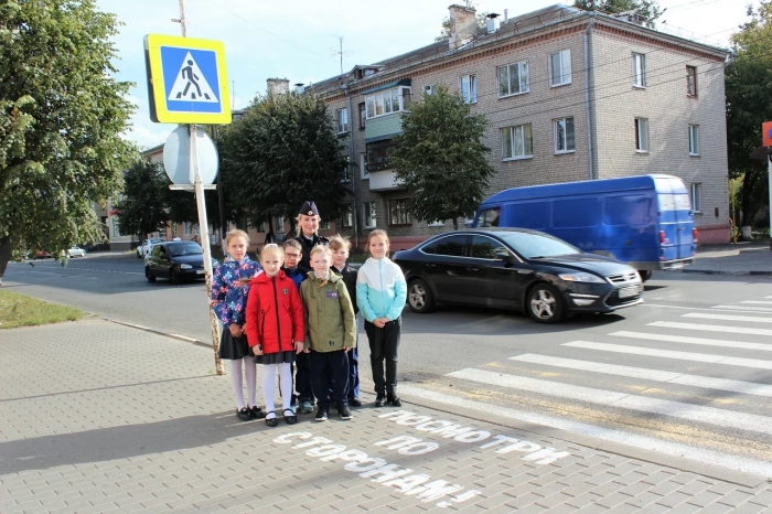 Нанесенные на тротуар «Дорожные шпаргалки» напоминают школьникам о необходимости безопасного поведения на дороге»