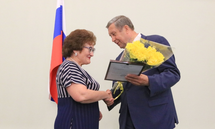 Губернатор Брянской области поздравил социальных работников с профессиональным праздником