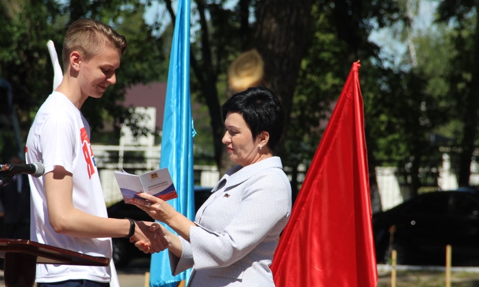 Губернатор Брянской области вручил ключи от квартир детям-сиротам