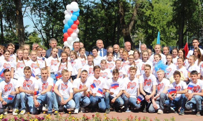 Губернатор Брянской области вручил ключи от квартир детям-сиротам