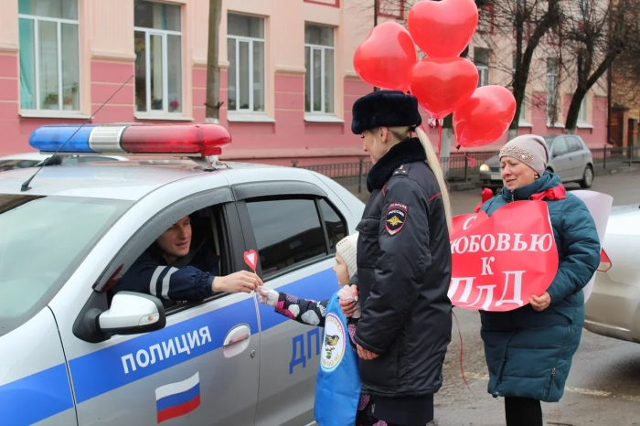 В Клинцах прошла акция «С любовью к ПДД!»
