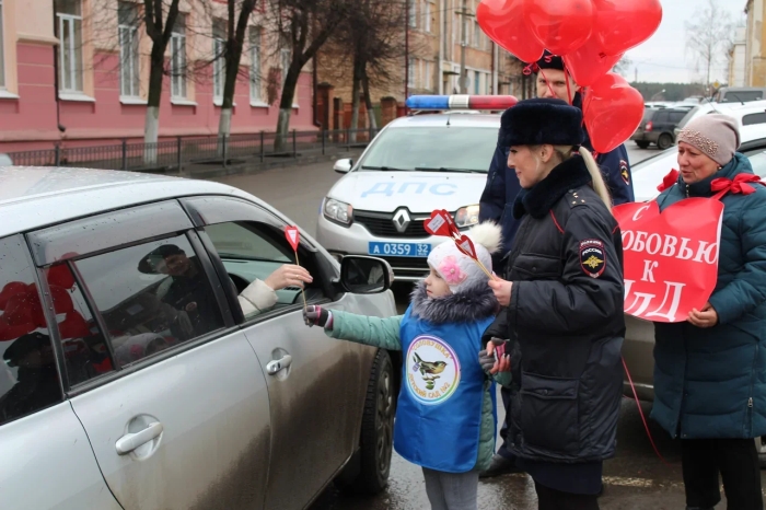 В Клинцах прошла акция «С любовью к ПДД!»