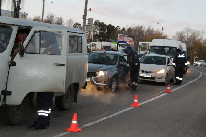 В Клинцах сотрудники ГИБДД проводят сплошные проверки водителей