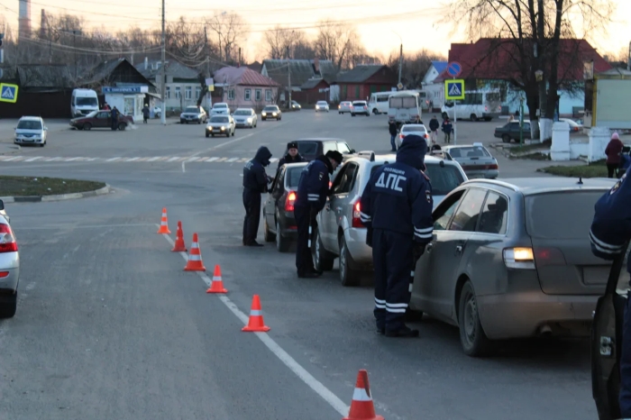 В Клинцах сотрудники ГИБДД проводят сплошные проверки водителей