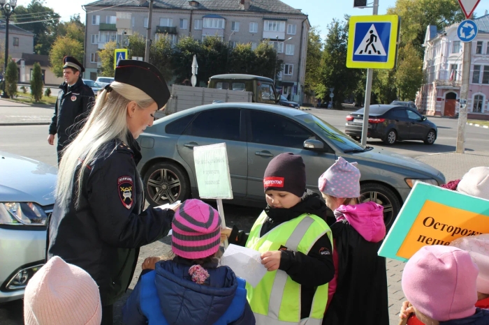 В Клинцах прошла акция «Водитель улыбнись, и пропусти пешехода!»