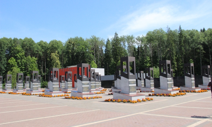 В деревне «Хацунь» почтили память расстрелянных мирных жителей
