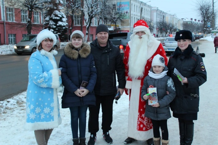 В Клинцах сотрудники ГИБДД поздравили участников дорожного движения с Новым Годом