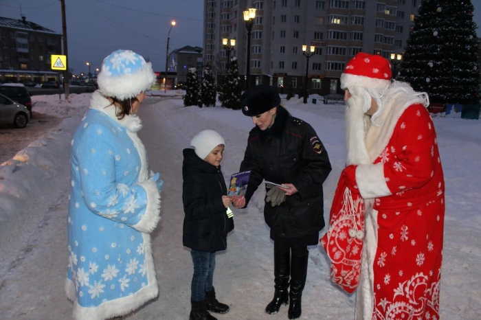 В Клинцах сотрудники ГИБДД поздравили участников дорожного движения с Новым Годом