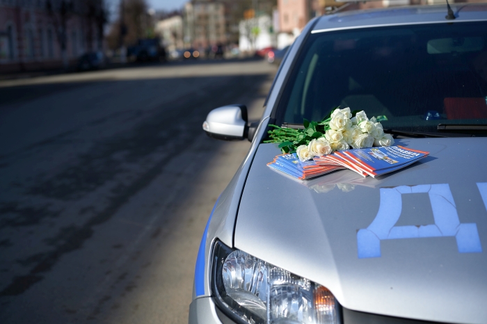 В Клинцах сотрудники ГИБДД дарили цветы женщинам-водителям