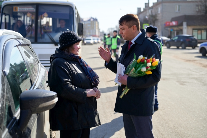 В Клинцах сотрудники ГИБДД дарили цветы женщинам-водителям