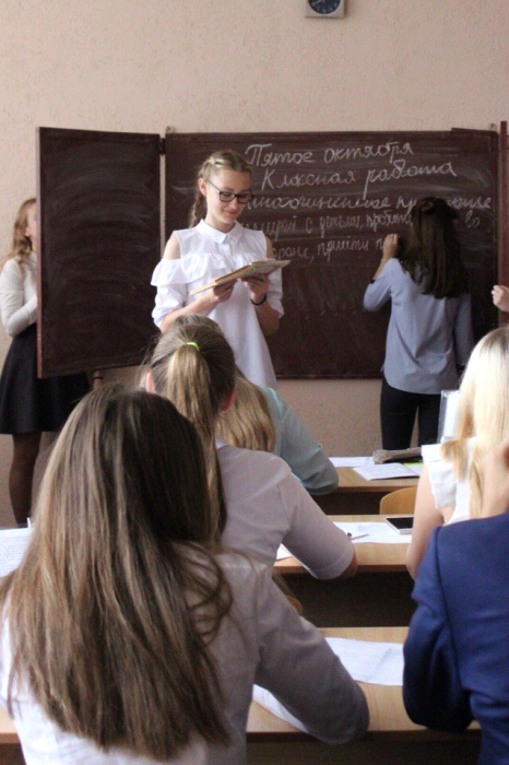 В школах города Клинцы проходят праздничные концерты, посвящённые Дню учителя 