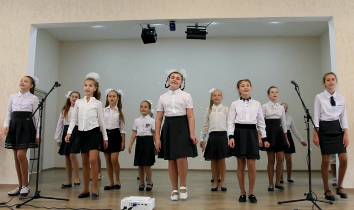 В школах города Клинцы проходят праздничные концерты, посвящённые Дню учителя 