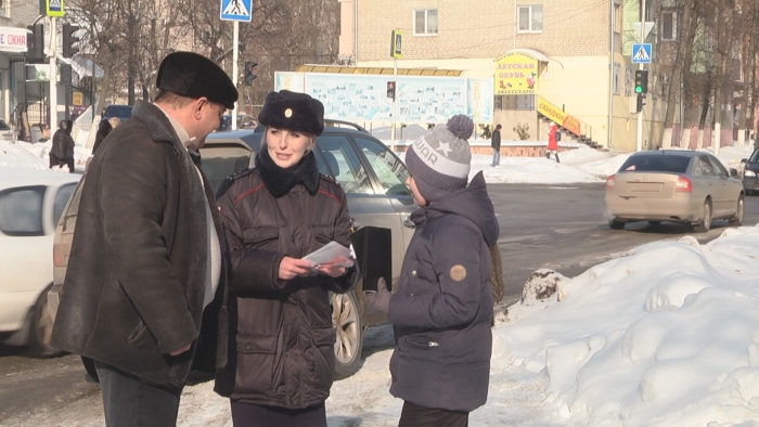 На центральных улицах города Клинцы автолюбителей и пешеходов поздравляли с наступающим Днем Защитника Отечества