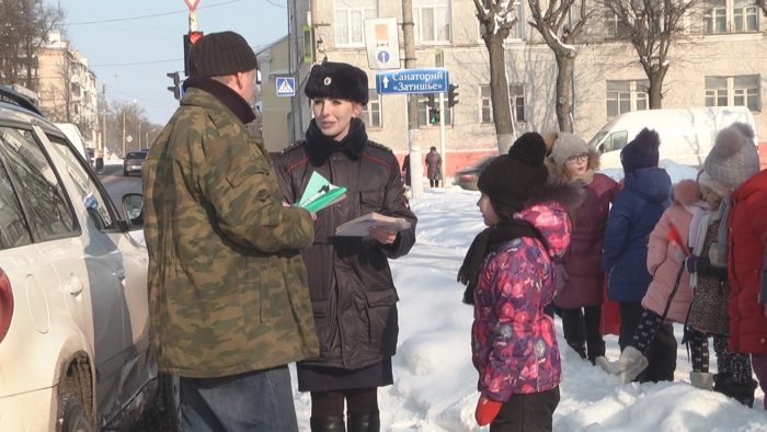 На центральных улицах города Клинцы автолюбителей и пешеходов поздравляли с наступающим Днем Защитника Отечества