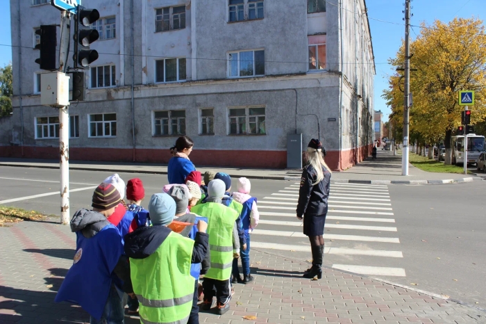В Клинцах сотрудники Госавтоинспекции проводят уроки дорожной безопасности в дошкольных учреждениях
