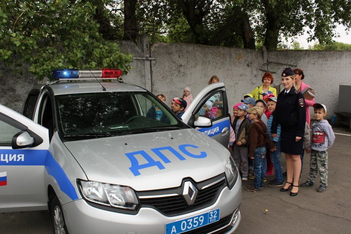 В Клинцах сотрудники ГИБДД провели День открытых дверей для дошкольников