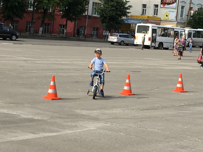 В Клинцах сотрудники ГИБДД провели для школьников уроки безопасного управления велосипедом 