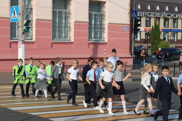 В Клинцах прошла акция «Шагающий автобус!»