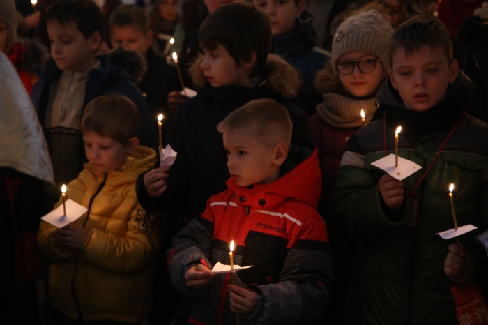 В память о погибших на дорогах в Клинцах школьники запустили белые шары