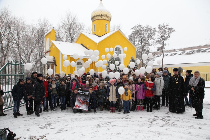 В память о погибших на дорогах в Клинцах школьники запустили белые шары
