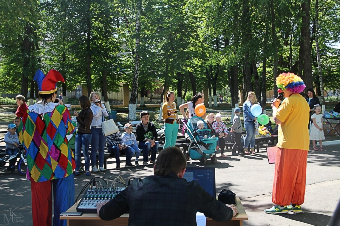 В Клинцах в горпарке им. Воровского проходит праздничная программа, посвященная Дню защиты детей