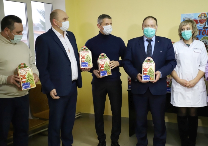 Спасибо врачам: В Клинцах депутаты Брянской областной Думы и руководители города поздравили медперсонал коронавирусного госпиталя с наступающим Новым годом