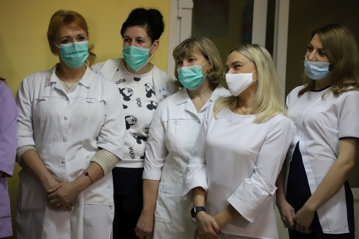 Спасибо врачам: В Клинцах депутаты Брянской областной Думы и руководители города поздравили медперсонал коронавирусного госпиталя с наступающим Новым годом