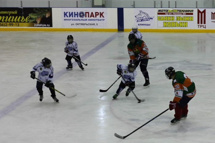 В Клинцах в товарищеском хоккейном матче «Метеор» одержал победу над «Ракетой»