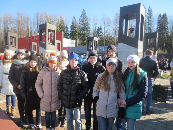 Клинцовские школьники почтили память расстрелянных жителей деревни Хацунь
