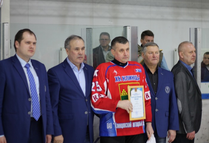 Клинцовские хоккеисты на закрытии регионального этапа НХЛ встретились с легендами советского хоккея