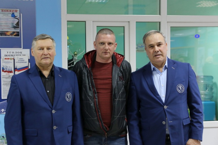 Клинцовские хоккеисты на закрытии регионального этапа НХЛ встретились с легендами советского хоккея