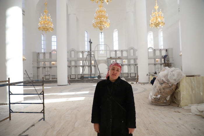 Уральские умельцы устанавливают мраморный иконостас в клинцовском Кафедральном соборе 