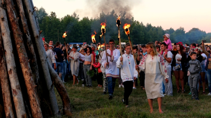 В ночь на Ивана Купала в селе Лопатни Клинцовского района состоялись народные гуляния по древнерусским обычаям