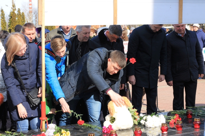 «Кемерово, Клинцы с вами!» В Клинцах почтили память жертв кемеровской трагедии