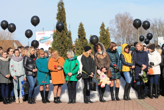 «Кемерово, Клинцы с вами!» В Клинцах почтили память жертв кемеровской трагедии
