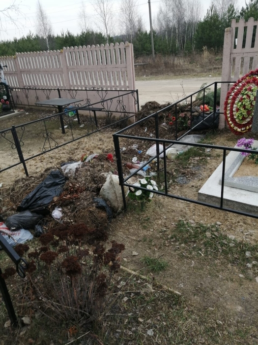 Утопают в мусоре. Кто отвечает за состояние кладбищ в Клинцах?