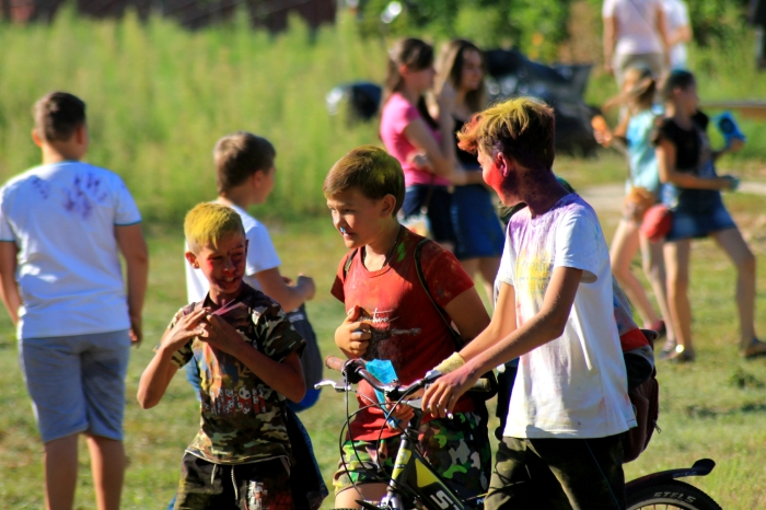 В Клинцах состоялся фестиваль красок (фоторепортаж)