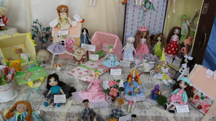 В городе Клинцы открылась II выставка «Кто в куклы не играл, тот счастья не знал»