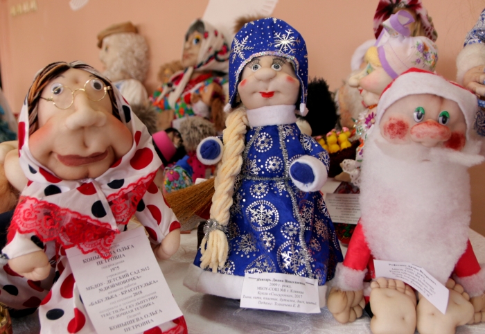 В Клинцах открылась выставка «Кто в куклы не играл, тот счастья не знал»
