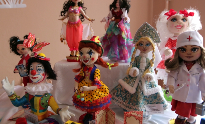 В Клинцах открылась выставка «Кто в куклы не играл, тот счастья не знал»
