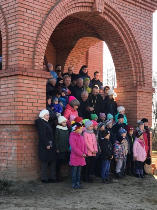 Известный актер Василий Лановой посетил строящийся храм в Клинцовском районе