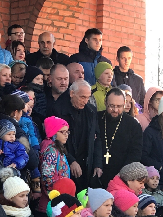 Известный актер Василий Лановой посетил строящийся храм в Клинцовском районе