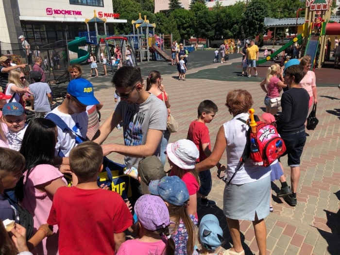 В центре Клинцов активисты ЛДПР поздравляли детей и раздавали мороженное