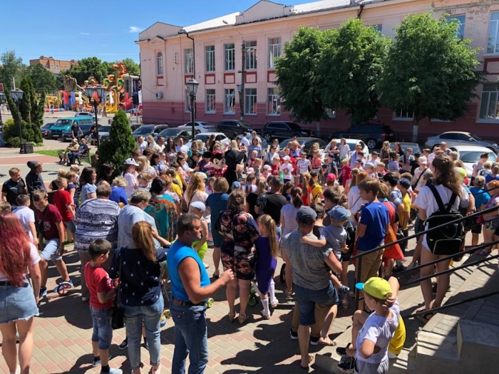 В центре Клинцов активисты ЛДПР поздравляли детей и раздавали мороженное