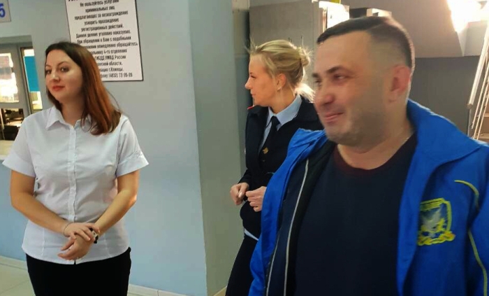 В Клинцах представители ЛДПР вручили сотрудникам МРЭО ГИБДД билеты на концерт