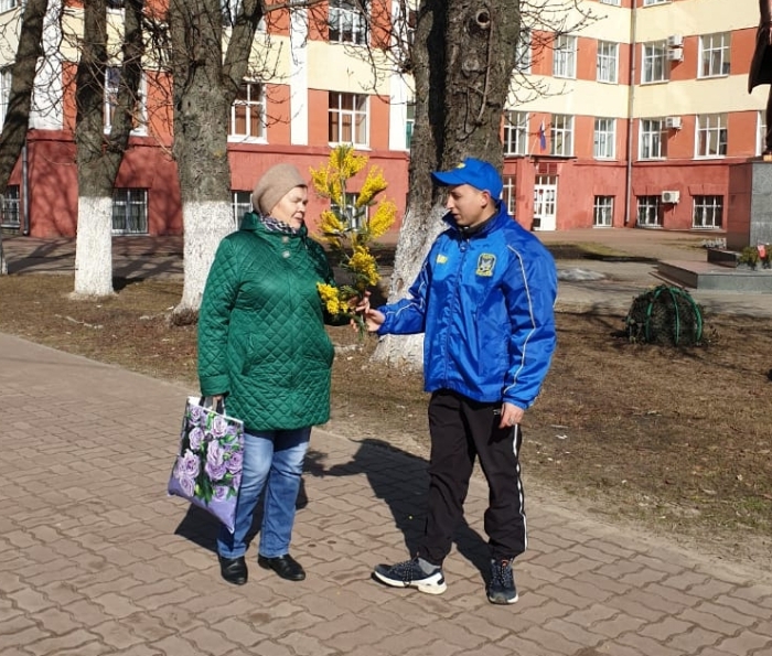 ВВ Клинцах активисты ЛДПР поздравили женщин с 8 марта