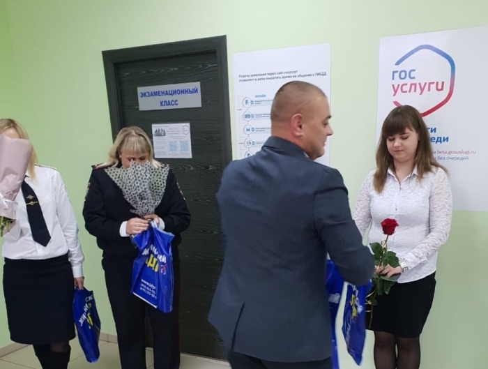 В Клинцах представители ЛДПР поздравили сотрудников органов внутренних дел с профессиональным праздником